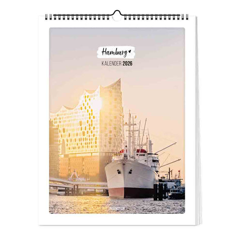 Das Cover von Pickmotion Hamburg - Kalender (30x40) 2026 zeigt ein Schiff und die Elbphilharmonie bei Sonnenuntergang und spiegelt das ikonische nordische Design der Stadt wider.