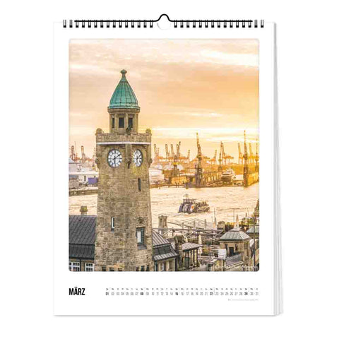 Das Pickmotion Hamburg - Kalender (30x40) zeigt einen steinernen Uhrenturm mit grüner Kuppel und Blick auf den belebten Hafen bei Sonnenuntergang, beschriftet mit März, und fängt den nordischen Design-Charme der Hafenstadt ein.