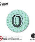 Ergänzen Sie Ihre Kühlschrankmagnete-Kollektion mit "spring o" von Pickmotion: ein 32 mm großer, runder, mintgrüner Pin mit einem schwarzen O und abstrakten Punkten. Verschluckungsgefahr - von Kindern fernhalten.