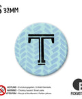 Der "spring t/2" von Pickmotion ist ein 32mm großer, runder Pin mit einem auffälligen schwarzen T auf blau gemustertem Hintergrund - ideal als runde Magnete für Ihre Sammlung oder als stylische Kühlschrankmagnete, die jeden Kühlschrank verschönern.
