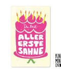 Pickmotion Designkarte "du bist allererste sahne": Illustration einer pinken Geburtstagstorte mit Kerzen, grünem Raupe und dem Spruch "Du bist allererste Sahne" auf Premium-Naturpapier aus der NEON KIND MIND CARDS Kollektion.