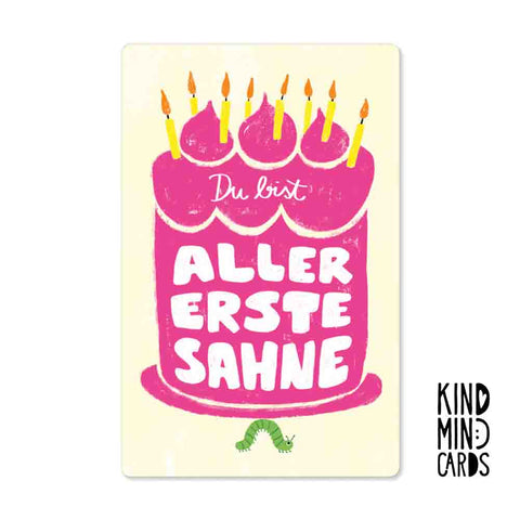 Pickmotion Designkarte "du bist allererste sahne": Illustration einer pinken Geburtstagstorte mit Kerzen, grünem Raupe und dem Spruch "Du bist allererste Sahne" auf Premium-Naturpapier aus der NEON KIND MIND CARDS Kollektion.