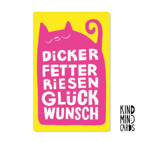 Eine rosa Katze mit dem Text "dicker fetter riesen glueckwunsch" auf gelb, von Pickmotion, gedruckt auf Premium-Naturpapier - ideal für einzigartige Designkarten oder NEON KIND MIND CARDS.