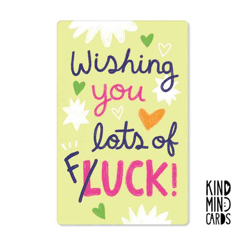 Grußkarte "Viel Glück wünschen" mit buntem Text auf Gelb mit Herzen und Sternen, gedruckt auf Premium-Naturpapier von Pickmotion.