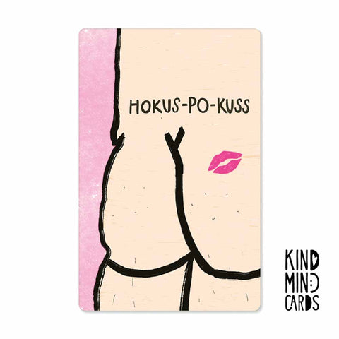 Cartoon-Zeichnung eines Gesäßes mit Kussmund und "hokus po kuss"-Text auf Rosa, im Stil der NEON KIND MIND CARDS von Pickmotion, gedruckt auf hochwertigem Naturpapier.