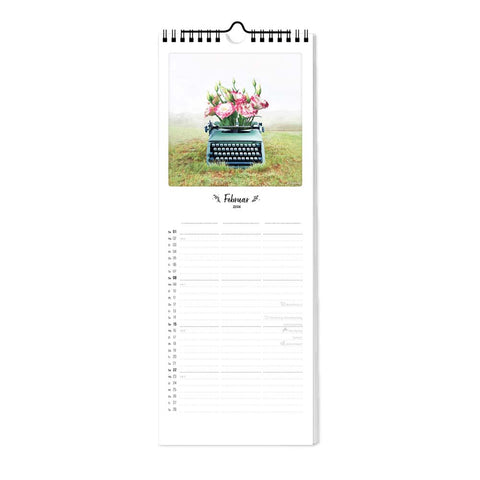 Verschönern Sie Ihr Zuhause mit dem "Zauberhafte Welt - Planer" (15x40) von Pickmotion-February. Die Seite zeigt rosa Blumen in einer Schreibmaschine auf Gras und verleiht Ihrem Familienplaner Charme und Freude.