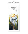 Ein Tiger mit goldener Krone ruht im Gras auf dem Cover des Pickmotion Familienplaners 2026 "Zauberhafte Welt - Planer" (15x40).