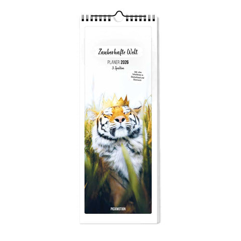 Ein Tiger mit goldener Krone ruht im Gras auf dem Cover des Pickmotion Familienplaners 2026 "Zauberhafte Welt - Planer" (15x40).
