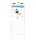 Der Pickmotion "Bunter Hund - Planer" (15x40) Wandkalender zeigt den Mai mit einem fröhlichen Hund, der an einem Sandstrand am Meer läuft - ein perfekter Hundekalender mit bezaubernden Hundemotiven für jeden Hundefan oder als Familienplaner.