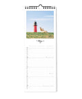 Ein roter Leuchtturm mit zwei Schafen auf einer Wiese unter blauem Himmel erscheint auf der März-Seite der Pickmotion Küste & Meer - Planer (15x40) 2025.