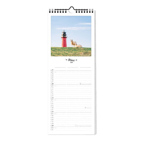 Ein roter Leuchtturm mit zwei Schafen auf einer Wiese unter blauem Himmel erscheint auf der März-Seite der Pickmotion Küste & Meer - Planer (15x40) 2025.