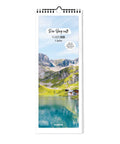 Der Berg ruft - Planer (Format 15x40) von Pickmotion mit atemberaubendem Bergsee-Cover, Alpenpanorama, blauem Himmel und grünen Hügeln - ideal für Naturliebhaber.