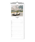 Der Pickmotion "Der Berg ruft - Planer" (15x40) Familienplaner Wandkalender, der bis April geöffnet ist, zeigt auf dem oberen Foto einen Oldtimer, der eine Bergstraße entlangfährt.