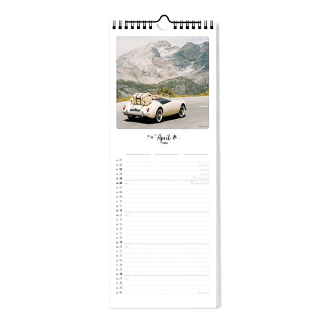 Der Pickmotion "Der Berg ruft - Planer" (15x40) Familienplaner Wandkalender, der bis April geöffnet ist, zeigt auf dem oberen Foto einen Oldtimer, der eine Bergstraße entlangfährt.