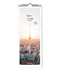 Der Berlin - Planer (Format 15x40) von Pickmotion ist ein stilvoller vertikaler Wandkalender mit dem Berliner Fernsehturm bei Sonnenuntergang - ideal als Familienplaner oder Berlin-Kalender, um Ihr Jahr zu organisieren.