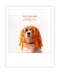 Ein Hund mit orangefarbener Perücke und Sonnenbrille, eingefangen im Sofortbild-Stil mit "keep calm and party on" oben drauf - die perfekte Postkarte für Instagram-Fans und alle, die schrullige Vibes lieben.