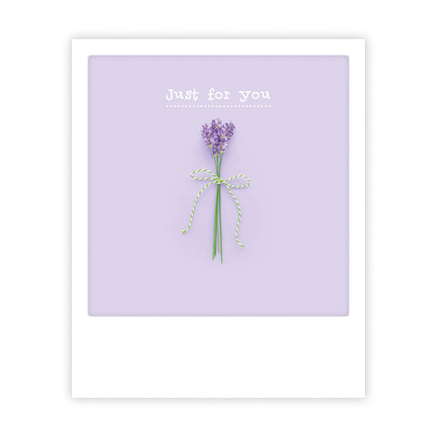 Entdecken Sie die "Just for you"-Postkarte von Pickmotion: ein kleiner Lavendelblumenstrauß, gebunden mit grüner Schnur auf lila, mit "Just for you" darüber - ideal für einzigartige Einzelmotive oder zum Teilen auf Instagram.