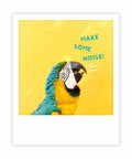 Die "make some noise"-Karte von Pickmotion zeigt einen lebendigen Papagei auf einer gelben Wand im Sofortbild-Stil mit dem Satz MAKE SOME NOISE! und gezeichneten Geräuschlinien - ideal für Instagram-Fans oder einzigartige Postkarten.