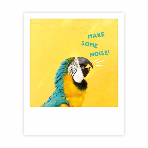 Die "make some noise"-Karte von Pickmotion zeigt einen lebendigen Papagei auf einer gelben Wand im Sofortbild-Stil mit dem Satz MAKE SOME NOISE! und gezeichneten Geräuschlinien - ideal für Instagram-Fans oder einzigartige Postkarten.