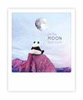 Ein Panda mit einem Mondballon sitzt auf einem Berg neben "to the MOON and back" - der Pickmotion-Postkarte "to the moon panda", ideal für Instagram-Fotos.