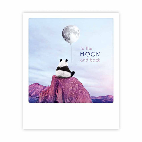 Ein Panda mit einem Mondballon sitzt auf einem Berg neben "to the MOON and back" - der Pickmotion-Postkarte "to the moon panda", ideal für Instagram-Fotos.